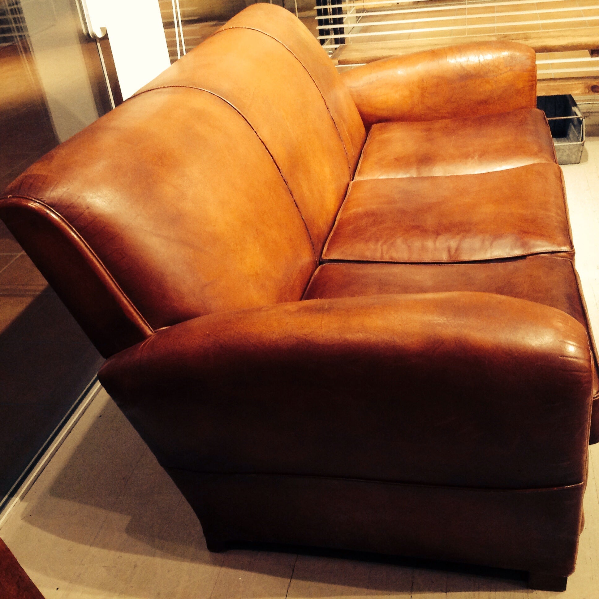 クラブソファに座る | ロイズ・アンティークス | ヨーロッパの