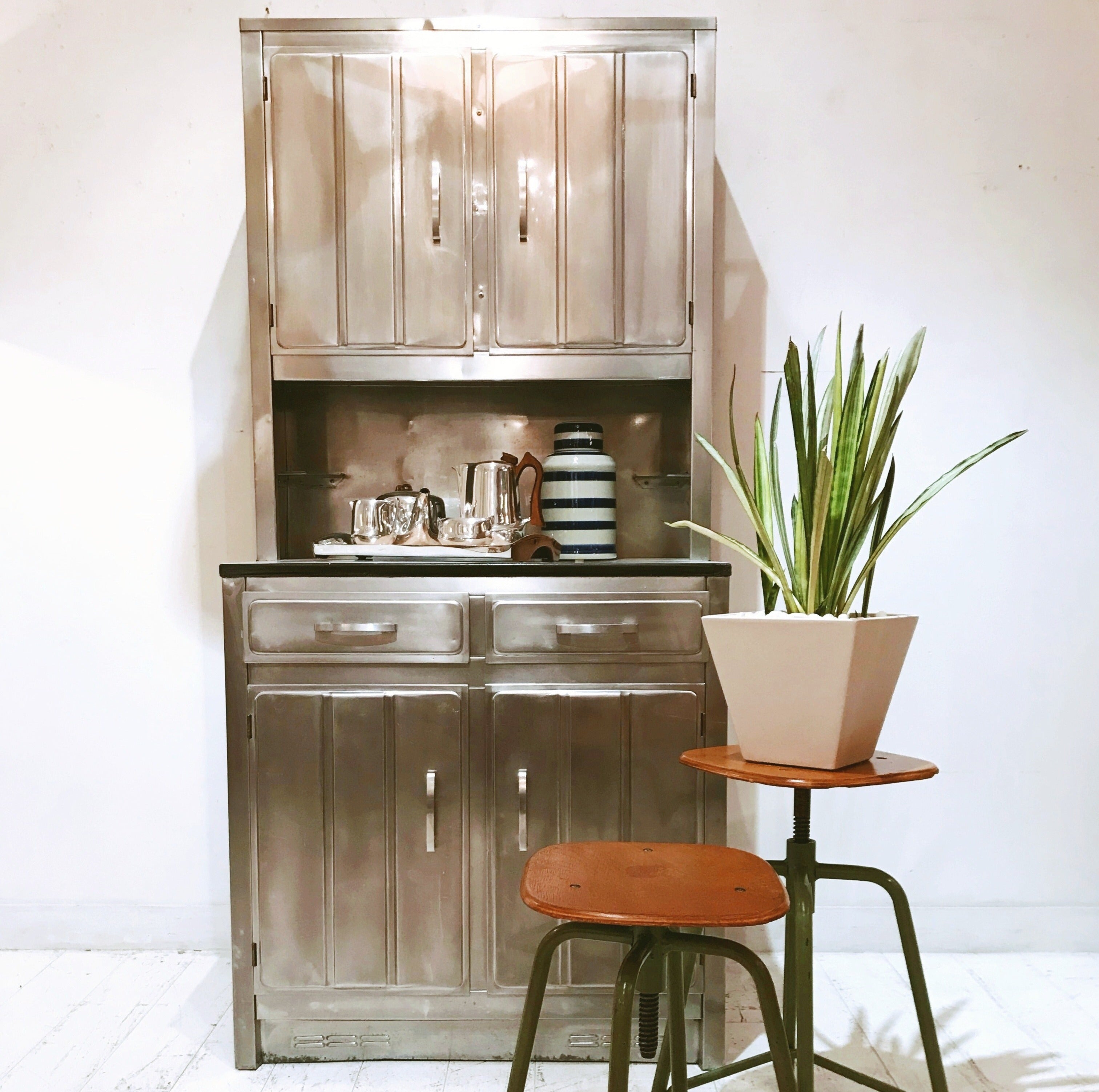 クールなキッチンカップボード | ロイズ・アンティークス | ヨーロッパ