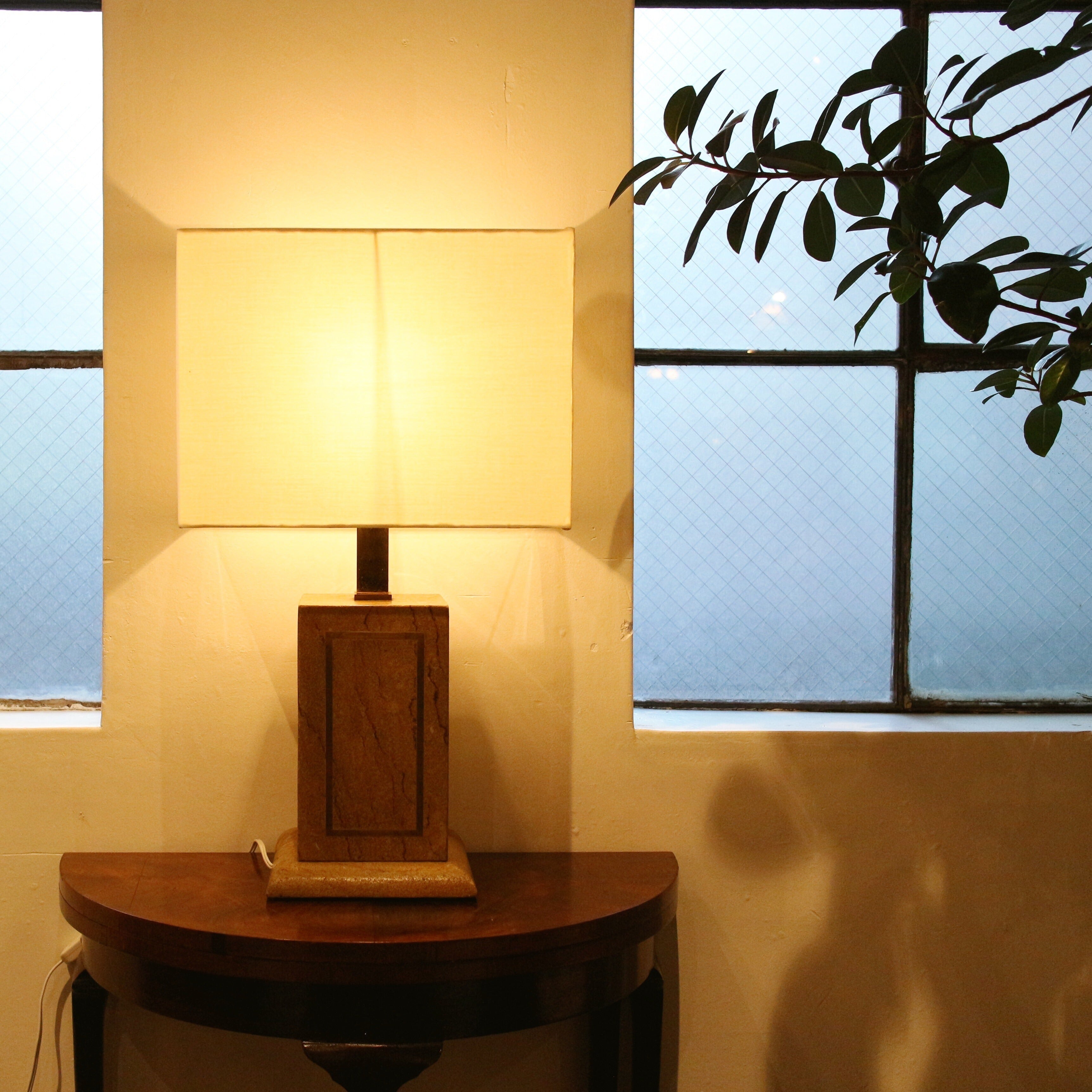 窓辺の特等席 | ロイズ・アンティークス | ヨーロッパのアンティーク