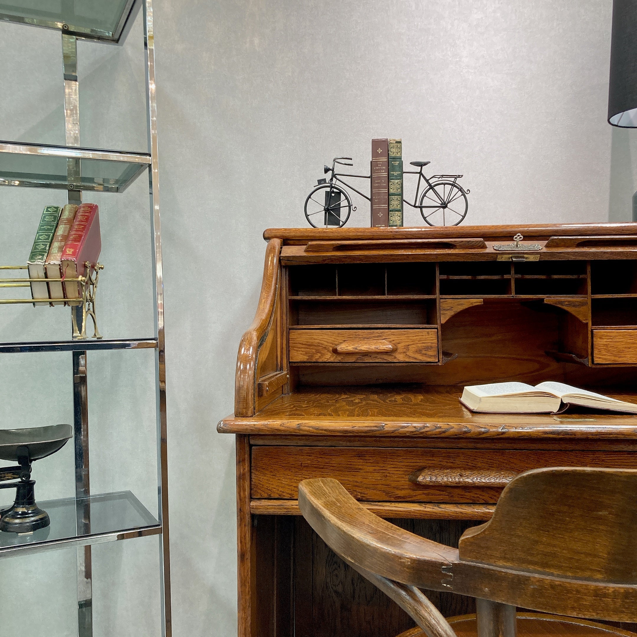 ひらめきのデスク | ロイズ・アンティークス | ヨーロッパの