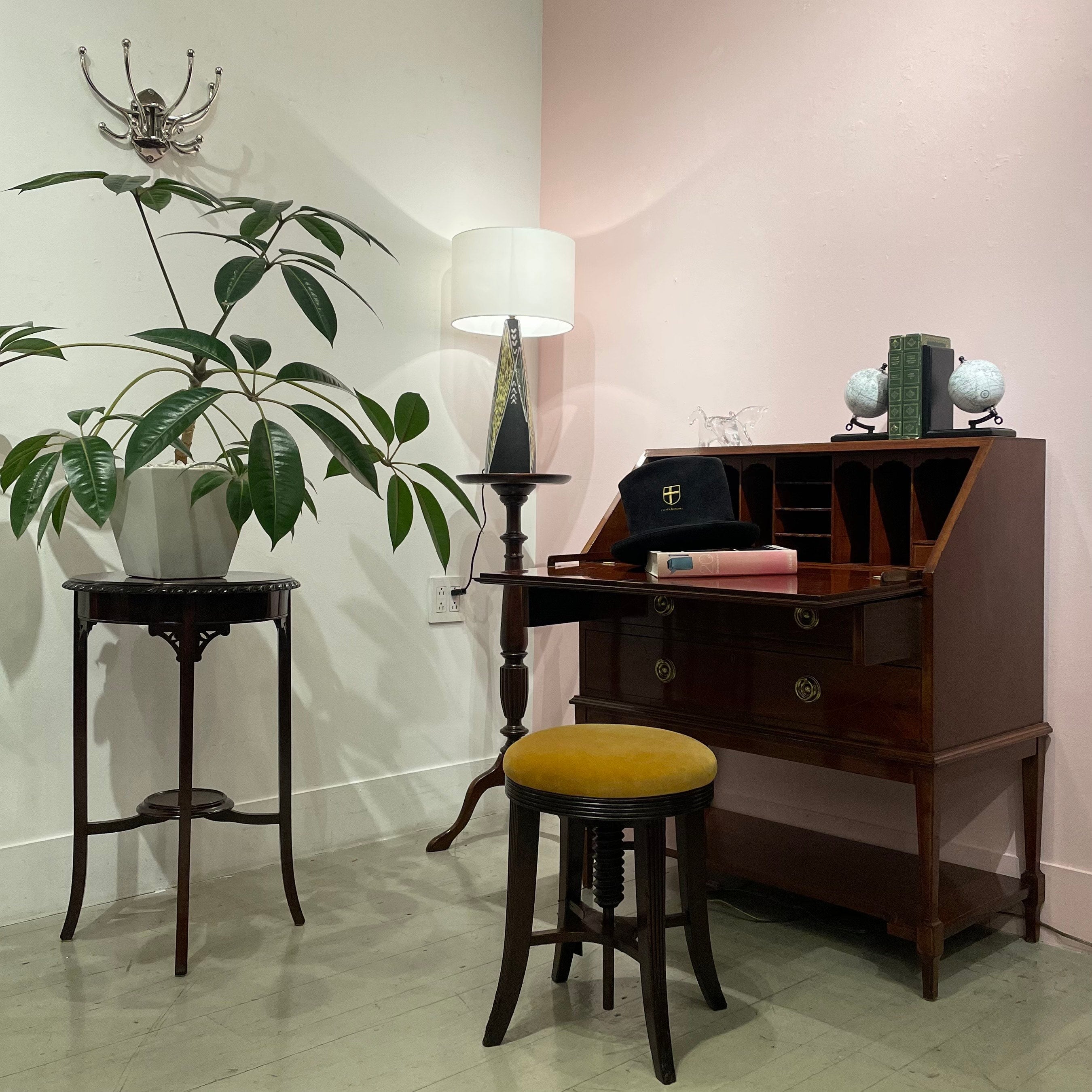 気品漂うアンティーク家具 | ロイズ・アンティークス | ヨーロッパの