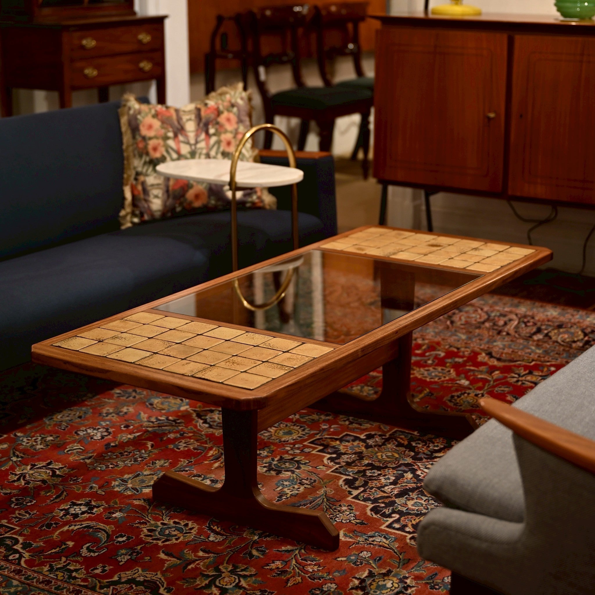 チークとタイルの温もり | ロイズ・アンティークス | ヨーロッパの