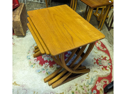 ネストテーブル