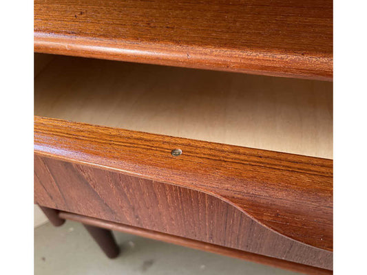 コーナーキャビネット