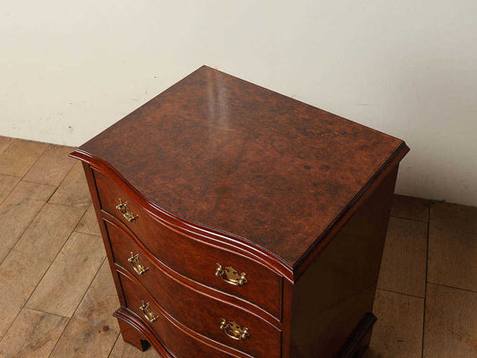 サーペンタインチェスト