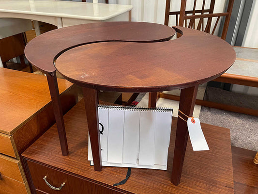 カーブドサイドテーブル