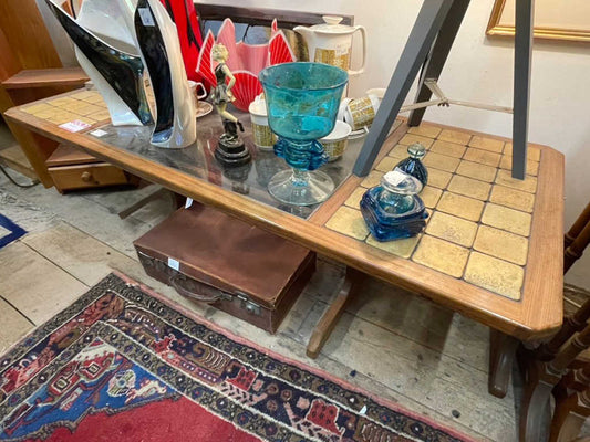 タイルトップコーヒーテーブル