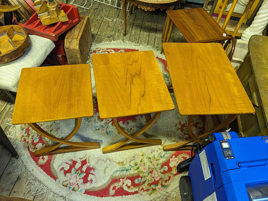 ネストテーブル