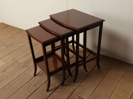 ネストテーブル