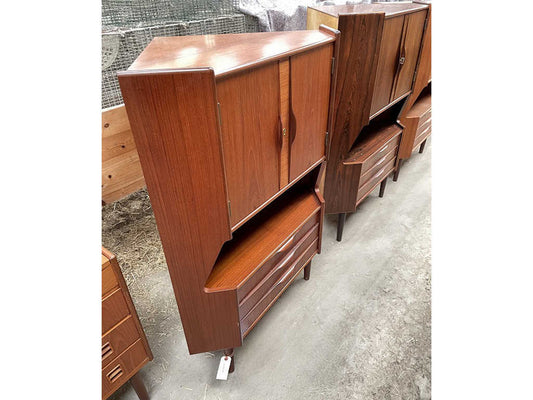 コーナーキャビネット