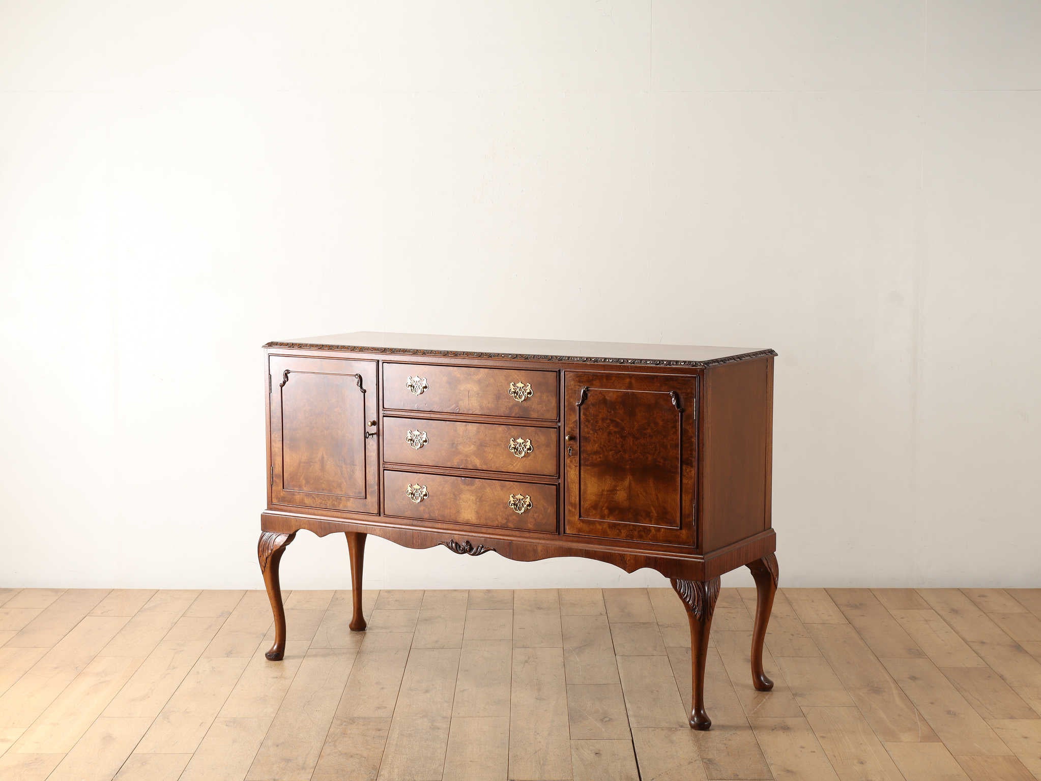 Q/Aサイドボード | ロイズ・アンティークス | ヨーロッパの