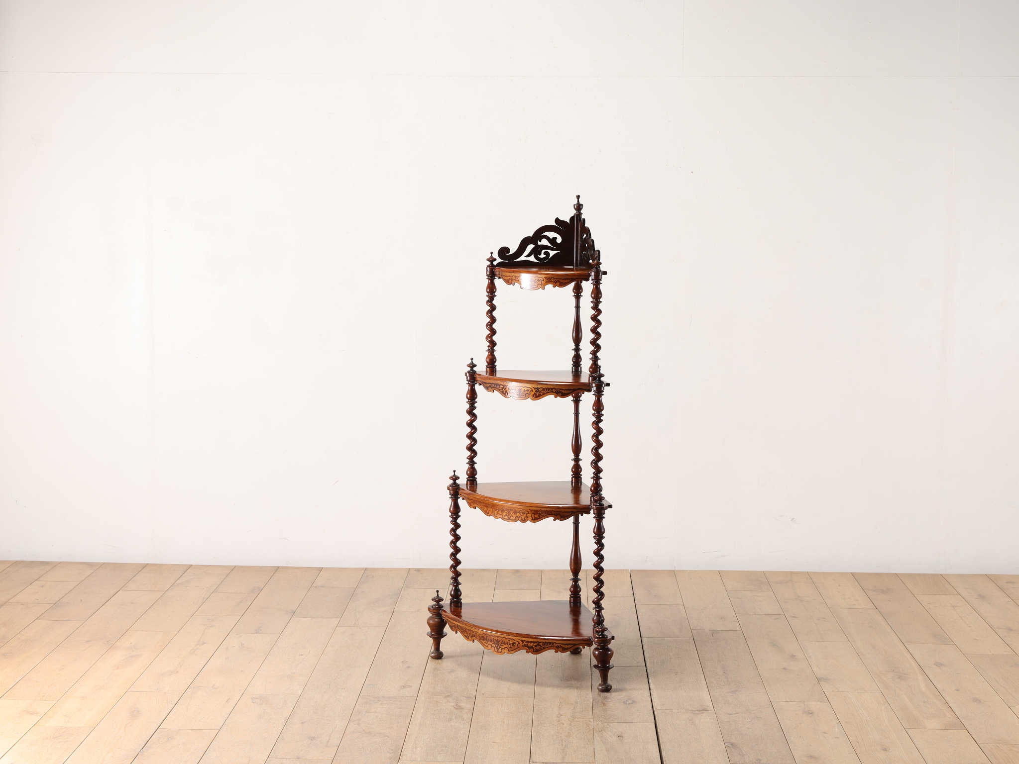 ヴィクトリアンコーナーシェルフ | ロイズ・アンティークス