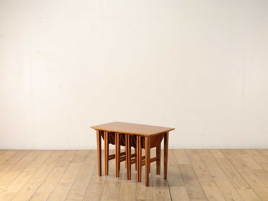 POUL HUNDEVADネストテーブル