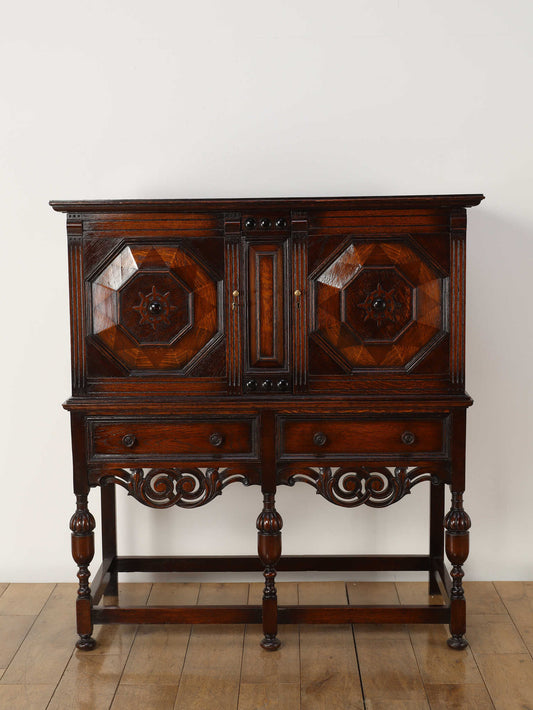 ゴシックカップボード