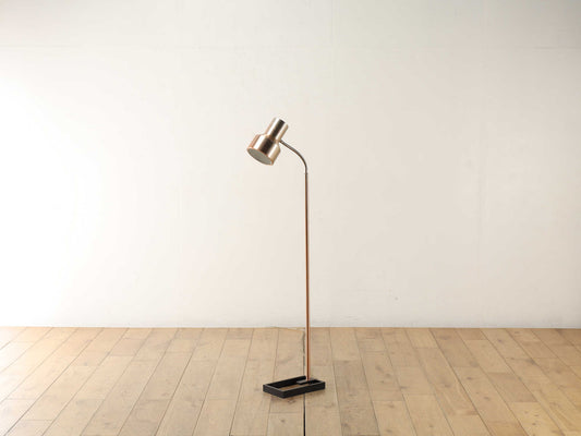 メタルフロアランプ