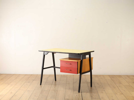 フォーマイカデスク