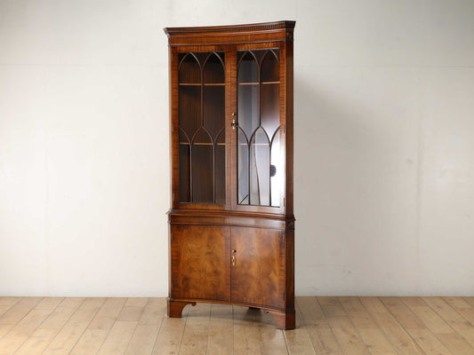 コンケイブコーナーキャビネット