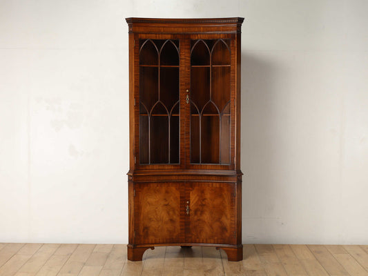 コンケイブコーナーキャビネット