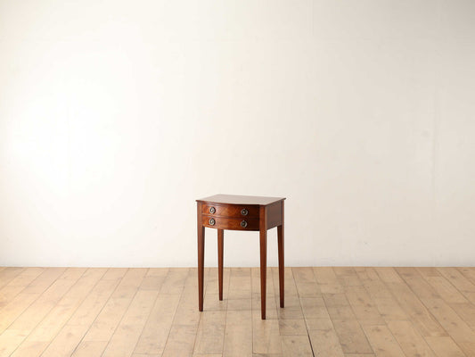 ベッドサイドテーブル