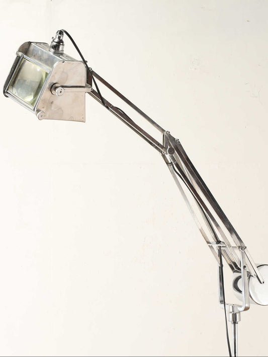 インダストリアルフロアランプ