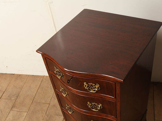 サーペンタインチェスト