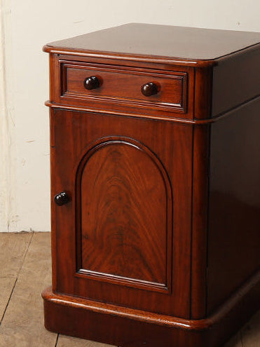 ヴィクトリアンベッドサイドキャビネット