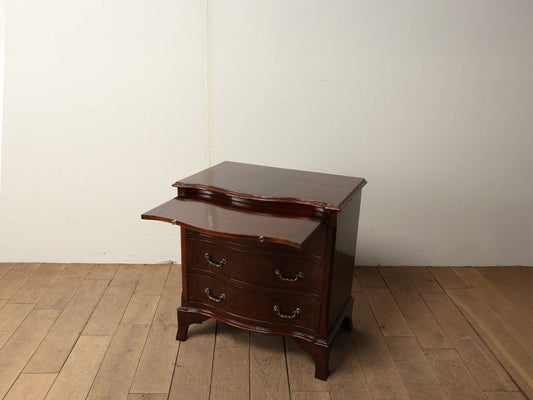 サーペンタインチェスト