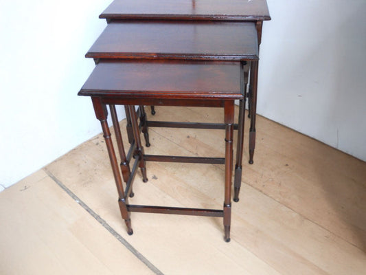 ネストテーブル