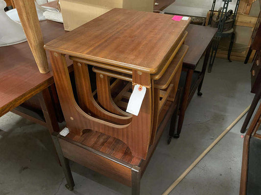 ネストテーブル