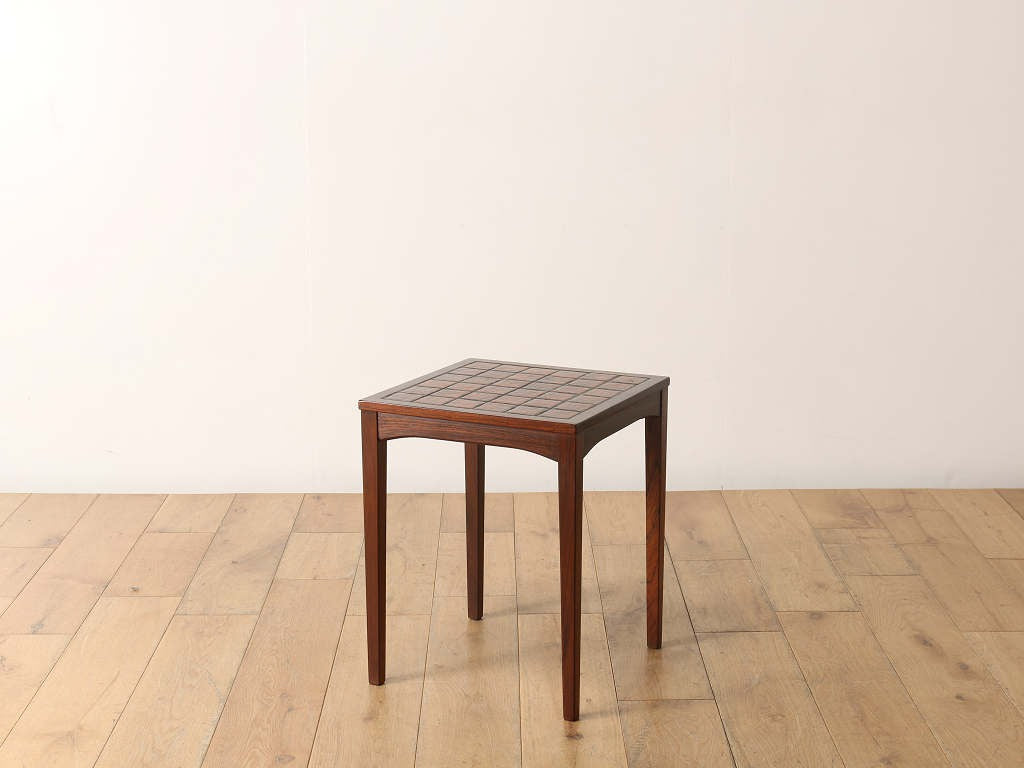 タイルトップコーヒーテーブル | ロイズ・アンティークス | ヨーロッパ