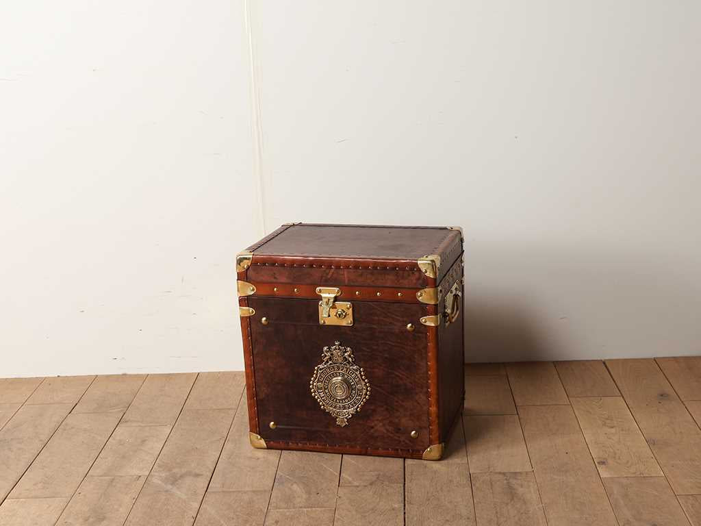 雰囲気のあるアンティークトランクテーブル