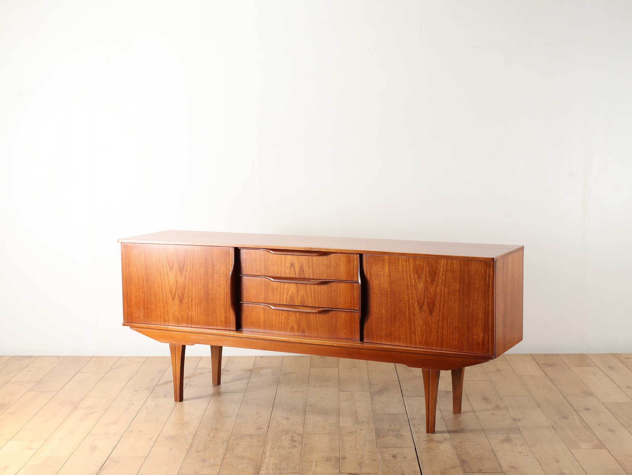 ○Lloyd's Antiques イギリスアンティーク家具 サイドボード サイドボード | ロイズ・アンティークス | ヨーロッパのアンティーク