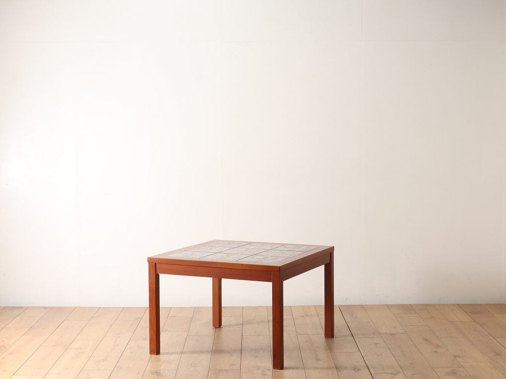 タイルトップコーヒーテーブル | ロイズ・アンティークス | ヨーロッパ