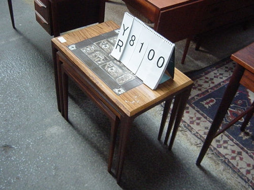 タイルトップネストテーブル | ロイズ・アンティークス | ヨーロッパの