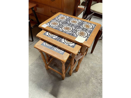 タイルトップネストテーブル