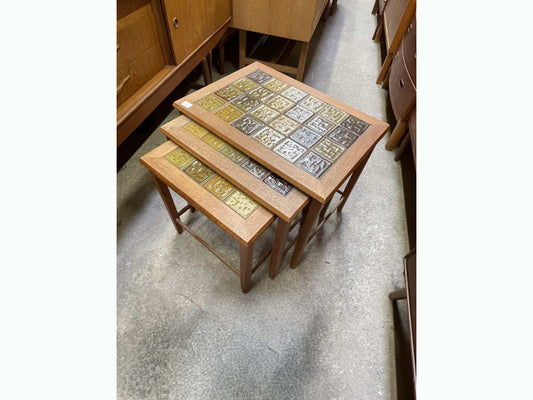 タイルトップネストテーブル