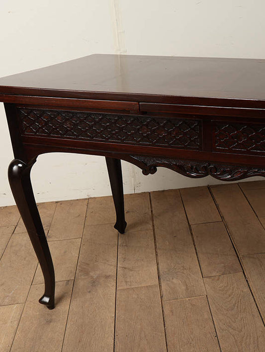 エドウォーディアンドローリーフテーブル