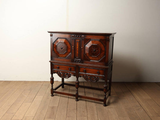 ゴシックカップボード