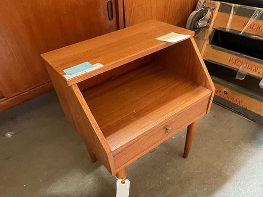 ベッドサイドテーブル