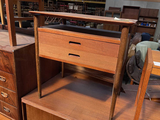 ベッドサイドチェスト