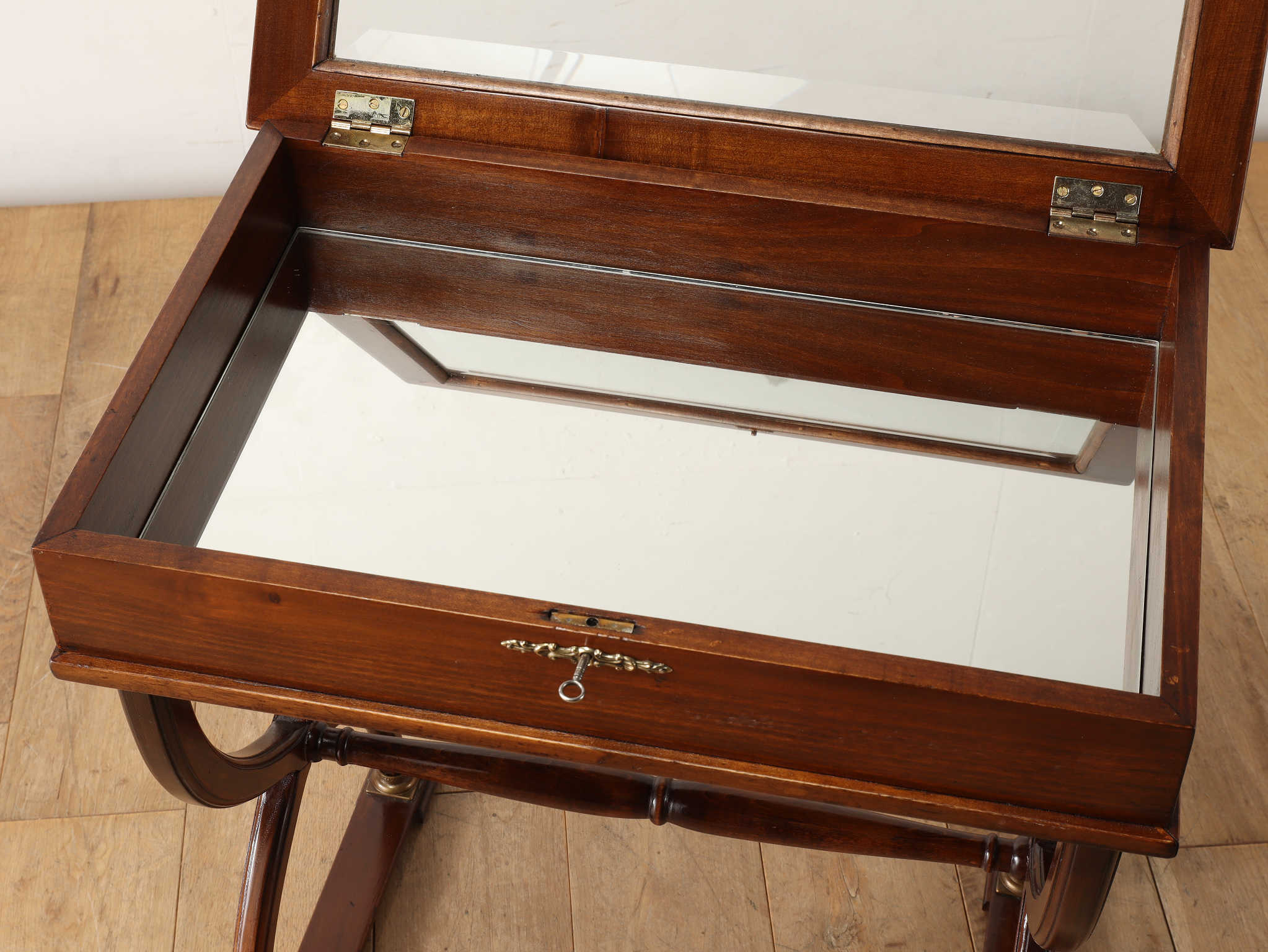 ジュエリーキャビネット | ロイズ・アンティークス | ヨーロッパの