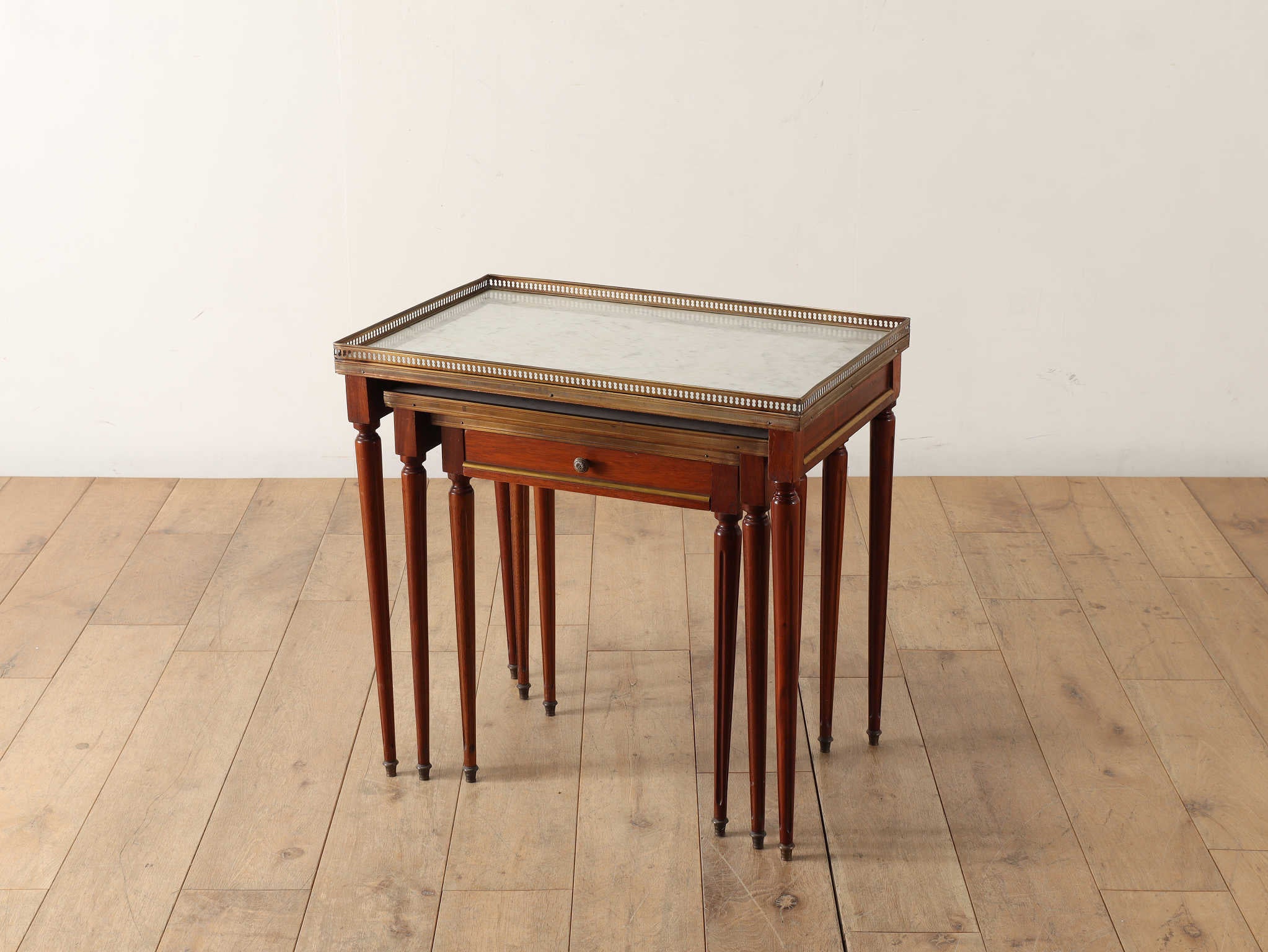 マーブルトップネストテーブル | ロイズ・アンティークス