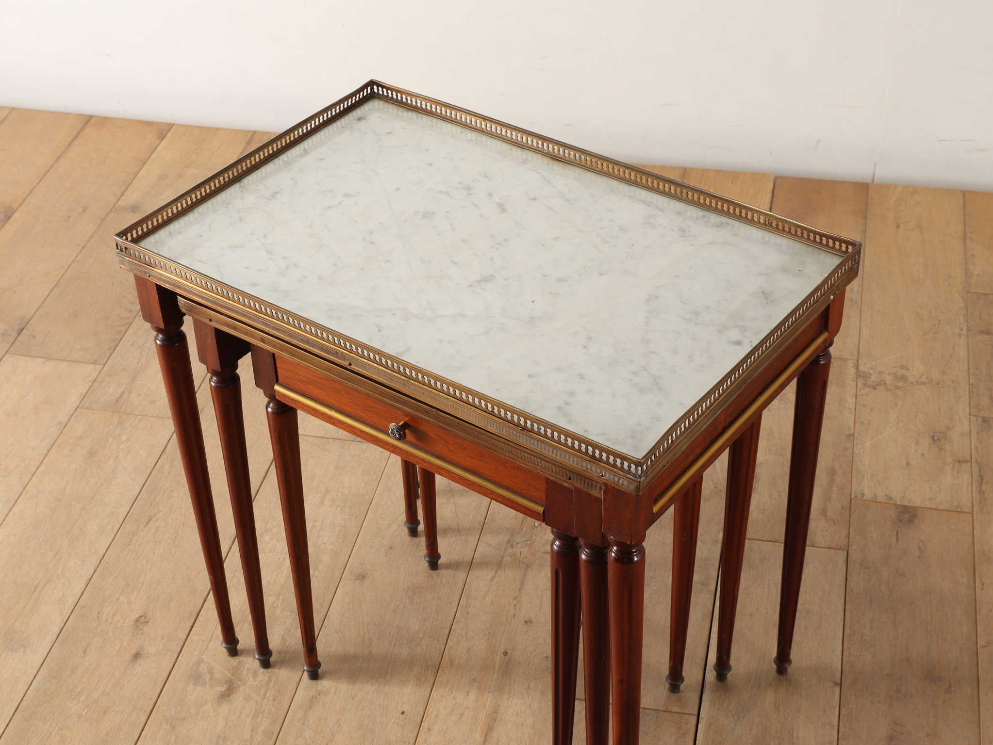 マーブルトップネストテーブル | ロイズ・アンティークス