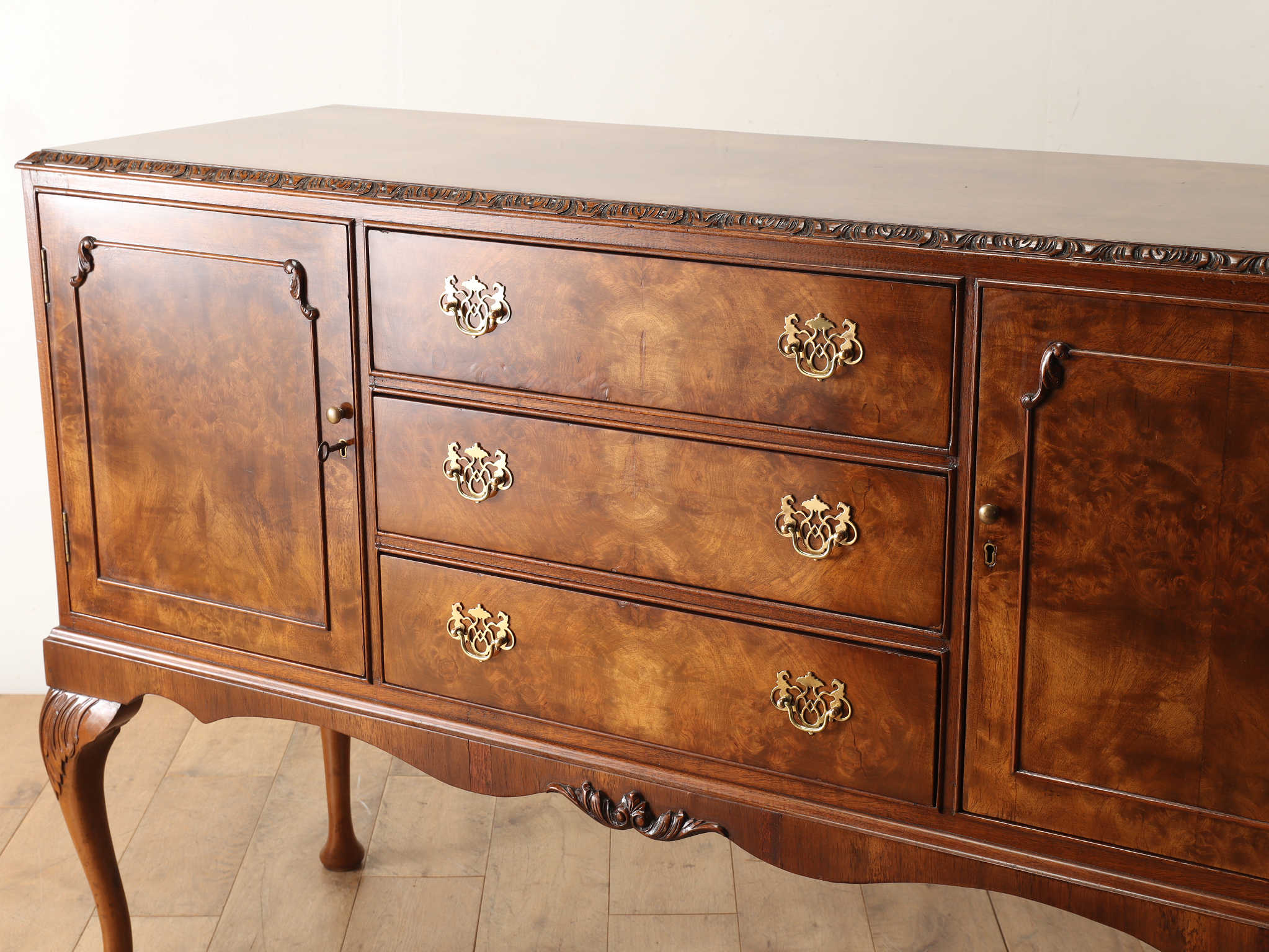 Q/Aサイドボード | ロイズ・アンティークス | ヨーロッパの