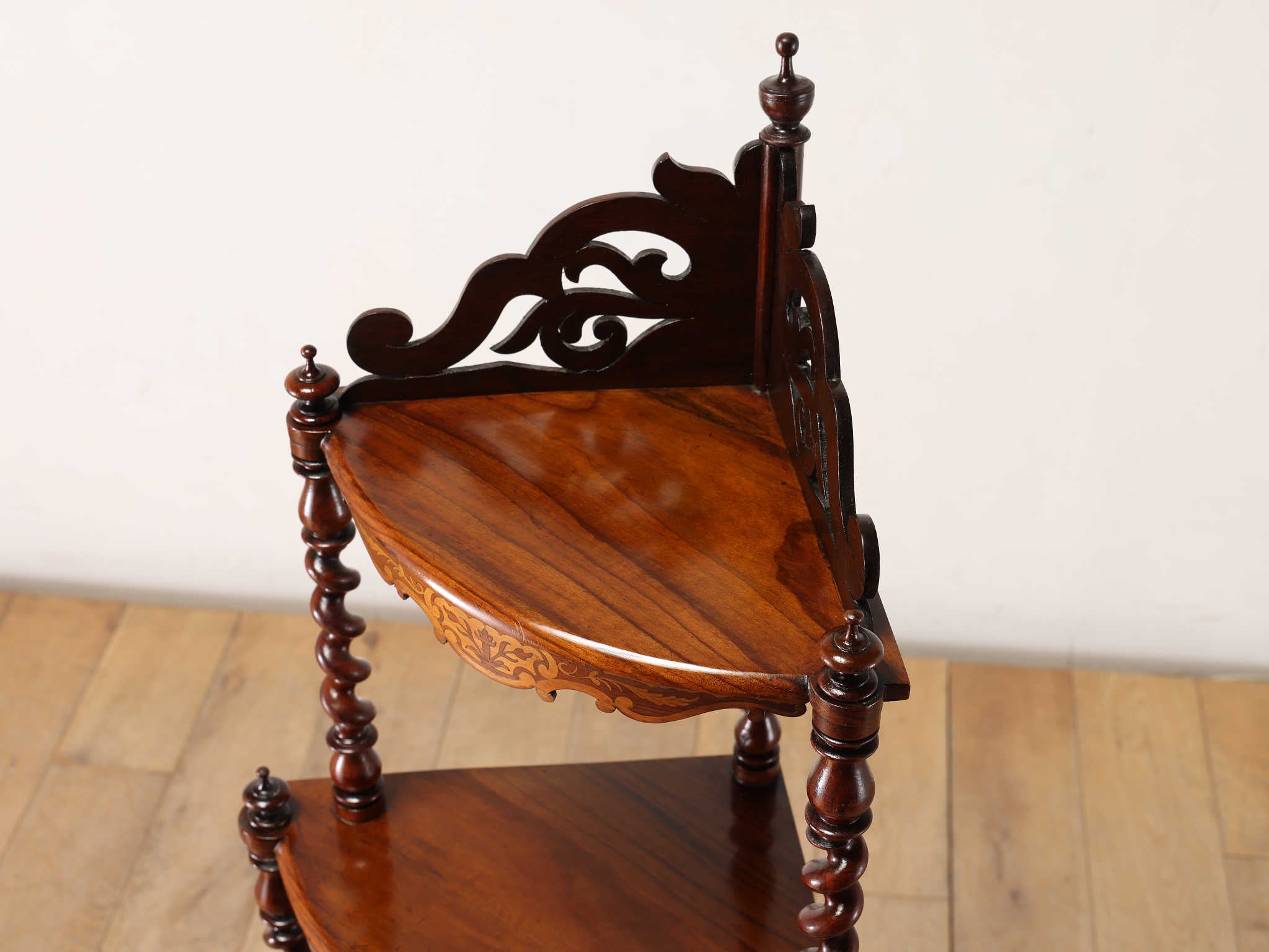 ヴィクトリアンコーナーシェルフ | ロイズ・アンティークス