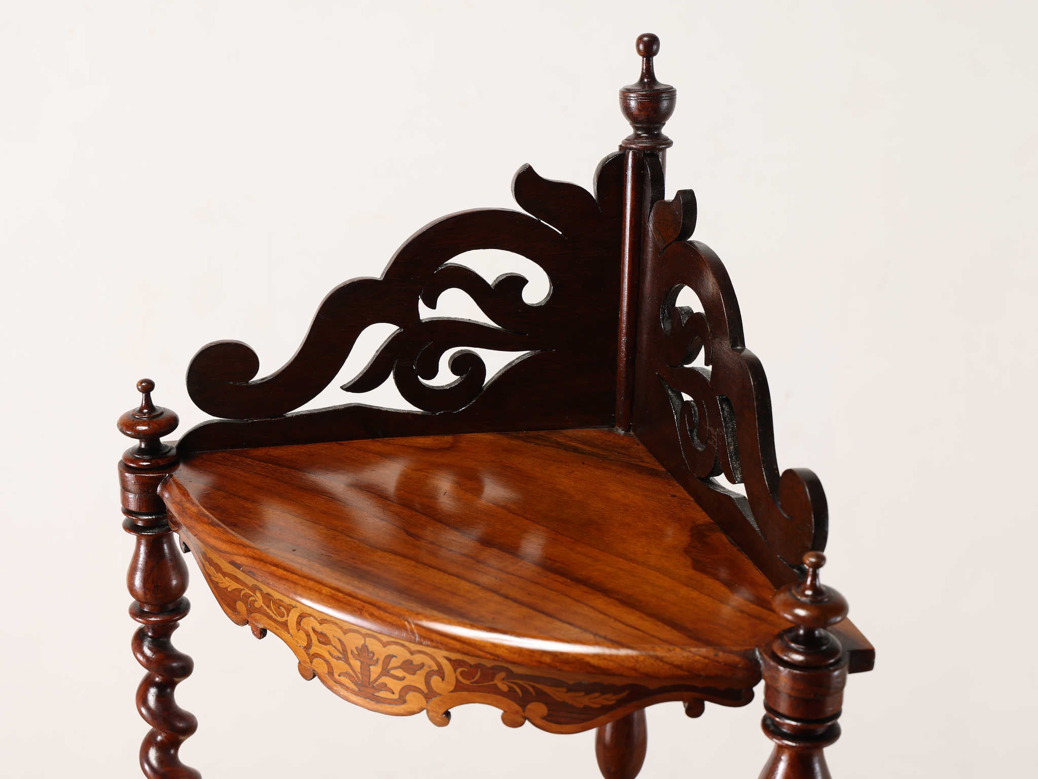 ヴィクトリアンコーナーシェルフ | ロイズ・アンティークス