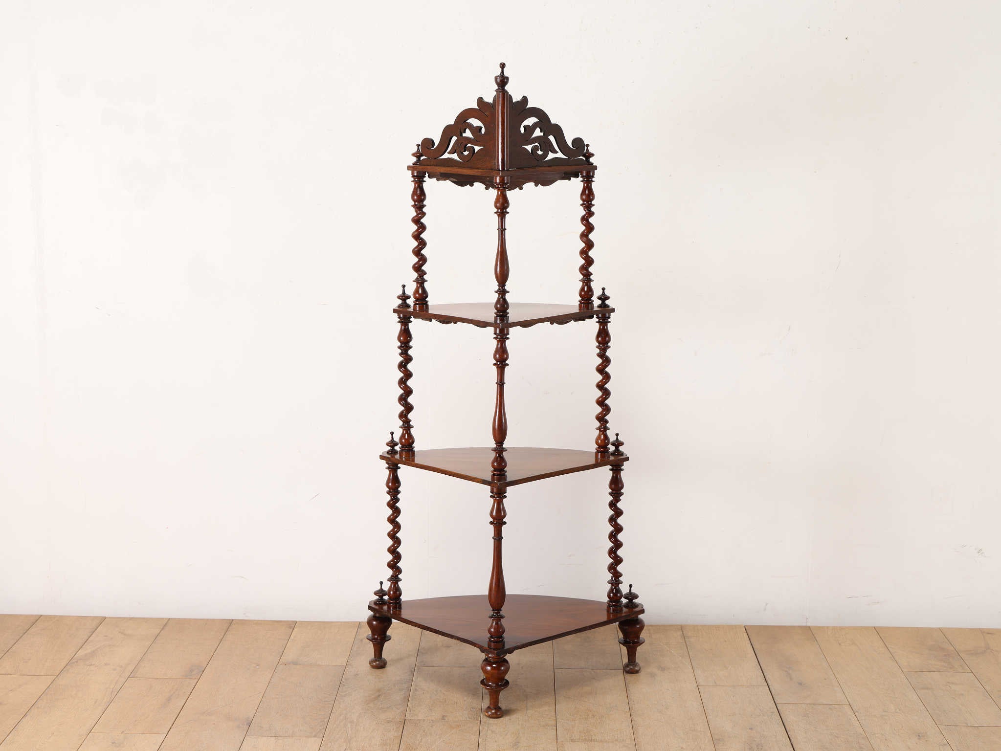 ヴィクトリアンコーナーシェルフ | ロイズ・アンティークス