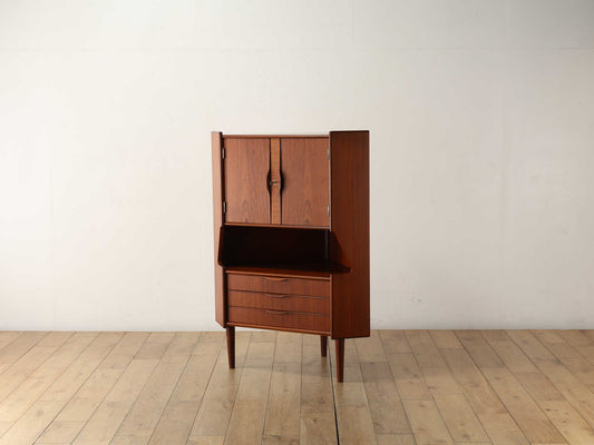 コーナーキャビネット