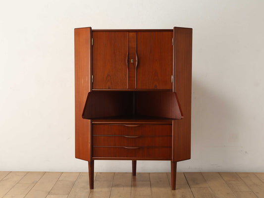 コーナーキャビネット