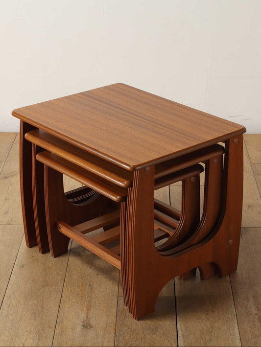 ネストテーブル